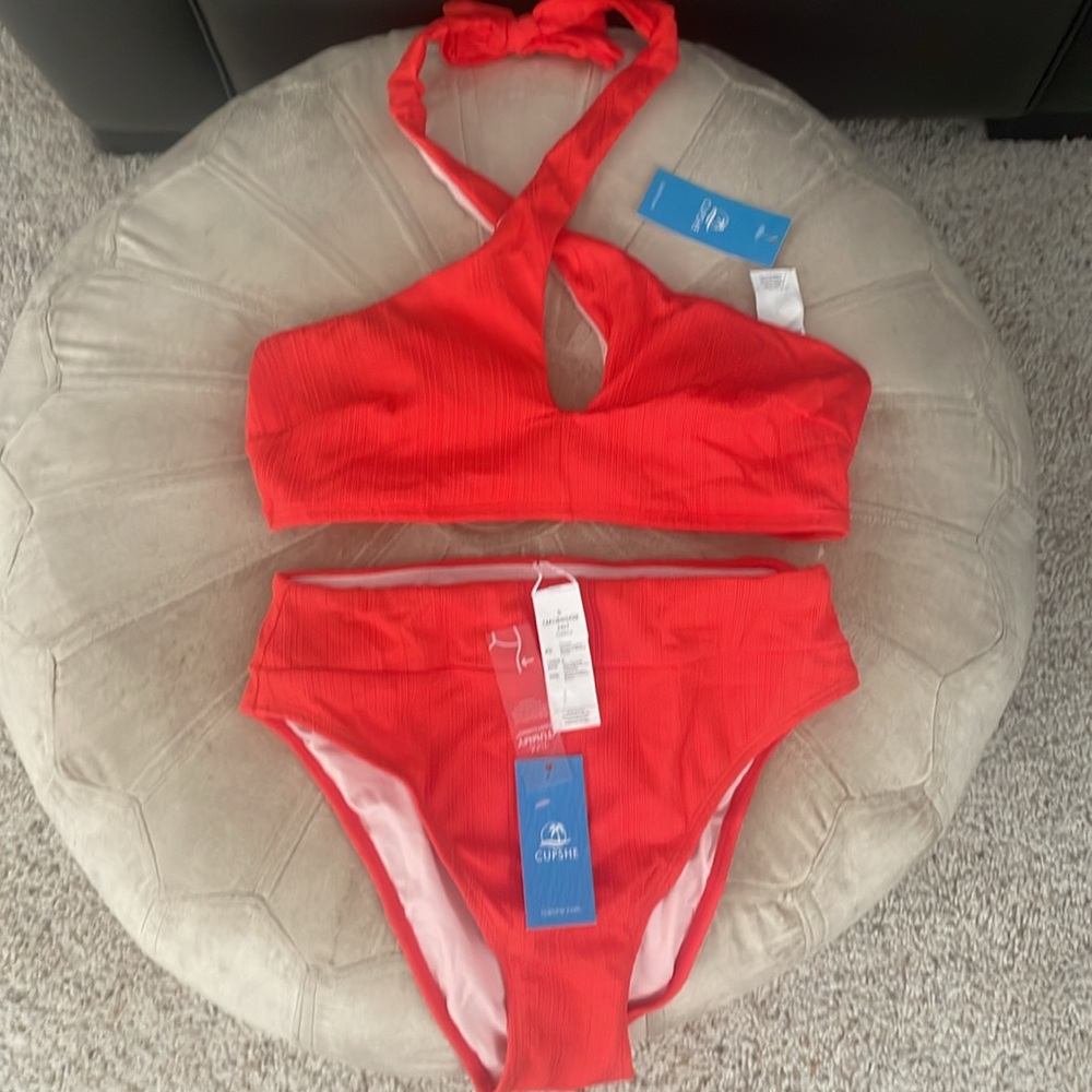 Brand New!! Still has tags, never worn. CUPSHE bikini set size smalll.